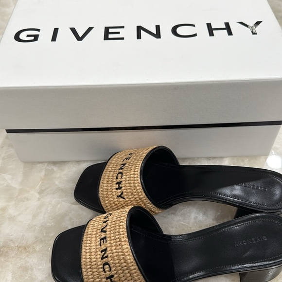 Brand new Givenchy 4G Embroidered Raffia Mule Sandals Beige/Black (Size 37) - Picture 5 of 7